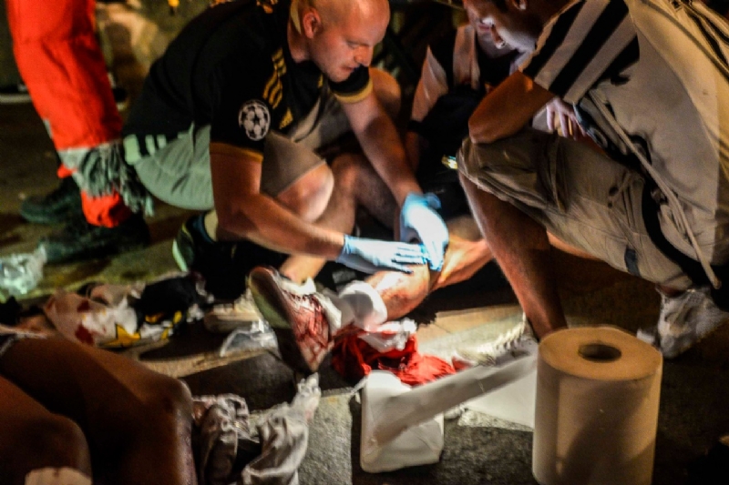 Paura in Piazza San Carlo durante la partita: cede una ringhiera, diversi i feriti.