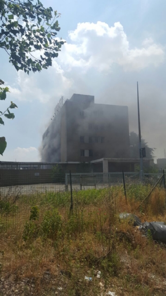 NICHELINO - Viberti ancora in fiamme: bruciano masserizie e rifiuti abbandonati  - FOTO