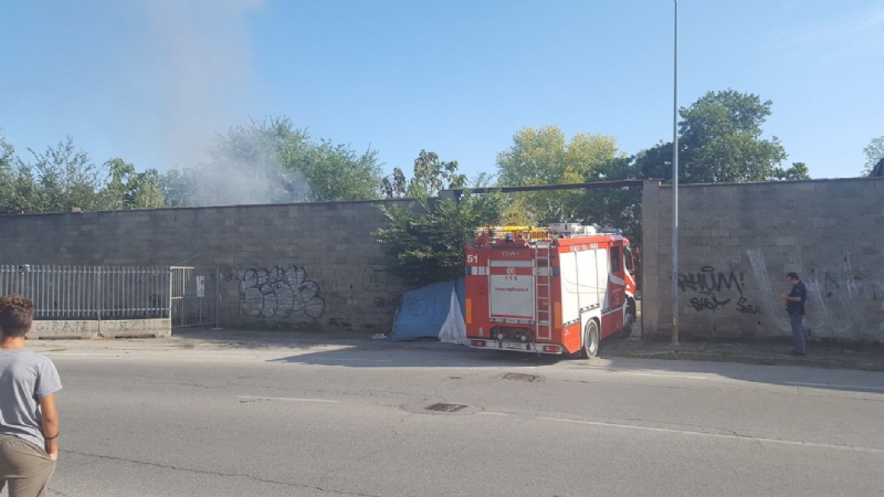 MONCALIERI - Incendio nel cortile della ex Firsat, a fuoco un cumulo di spazzatura - LE FOTO -