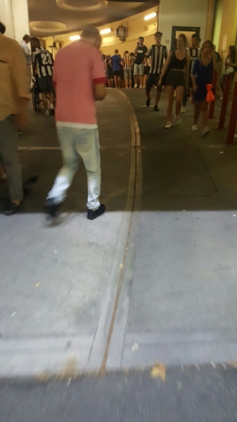 Paura in Piazza San Carlo durante la partita: cede una ringhiera, diversi i feriti.