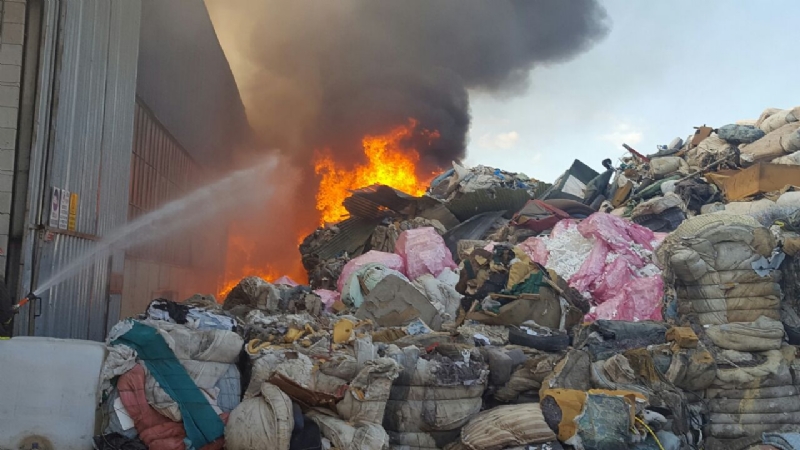 LA LOGGIA - Grave incendio alla CMT. Originato forse da un corto circuito