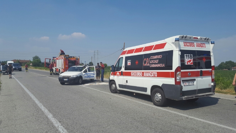 CARMAGNOLA - Doppio schianto sulla famigerata 393: due turisti tedeschi in ospedale