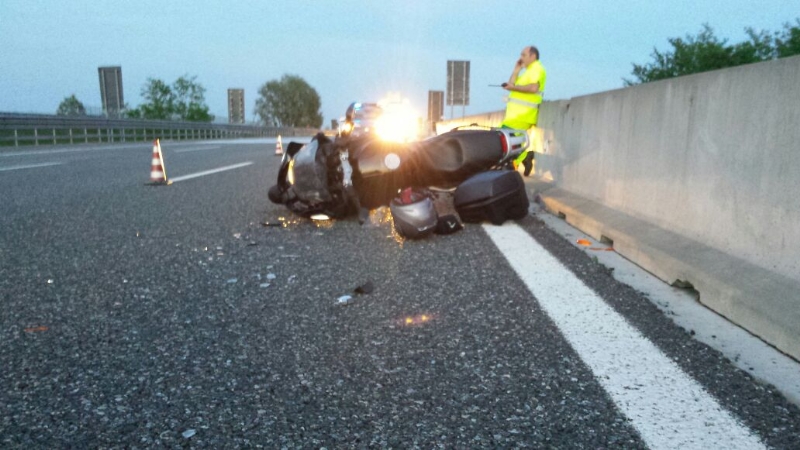 TROFARELLO - Grave incidente in tangenziale, centauro in ospedale