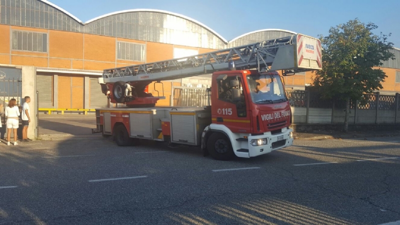 NICHELINO - Grave incendio nel capannone di due aziende: intervento dei vigili del fuoco - FOTO