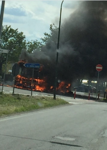 VIRLE - A fuoco un autobus, paura nella zona industriale Sant'Antonio