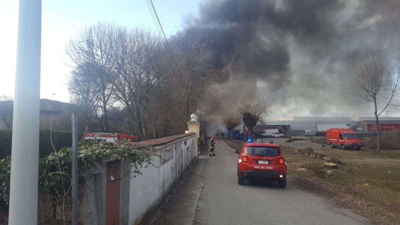 ORBASSANO-TORINO - Brucia un'azienda: le immagini dall'alto dell'enorme colonna di fumo - FOTO e VIDEO