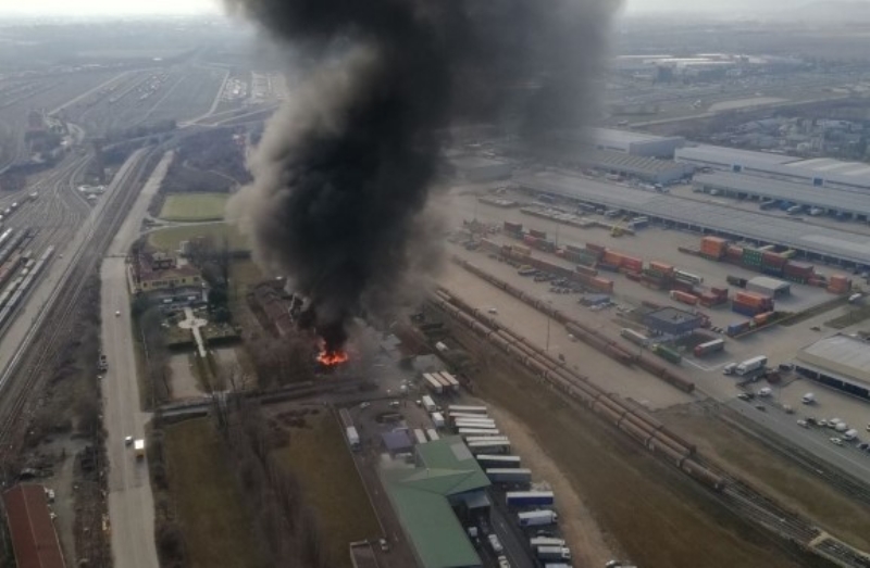 ORBASSANO-TORINO - Brucia un'azienda: le immagini dall'alto dell'enorme colonna di fumo - FOTO e VIDEO