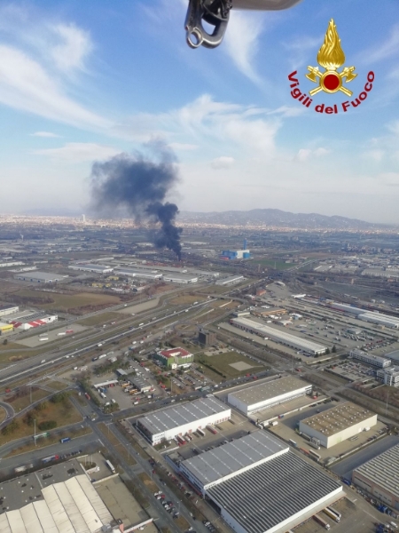 ORBASSANO-TORINO - Incendio strada del Portone, Arpa assicura: «Aria non inquinata»