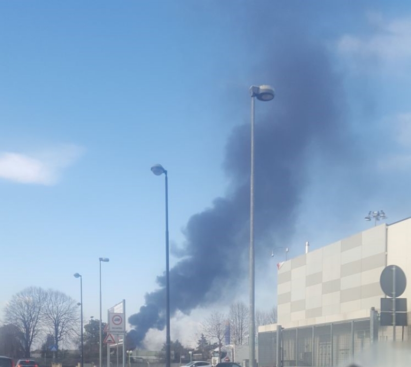 ORBASSANO-TORINO - Incendio devasta il capannone di un'azienda: colonna di fumo nero impressionante - FOTO