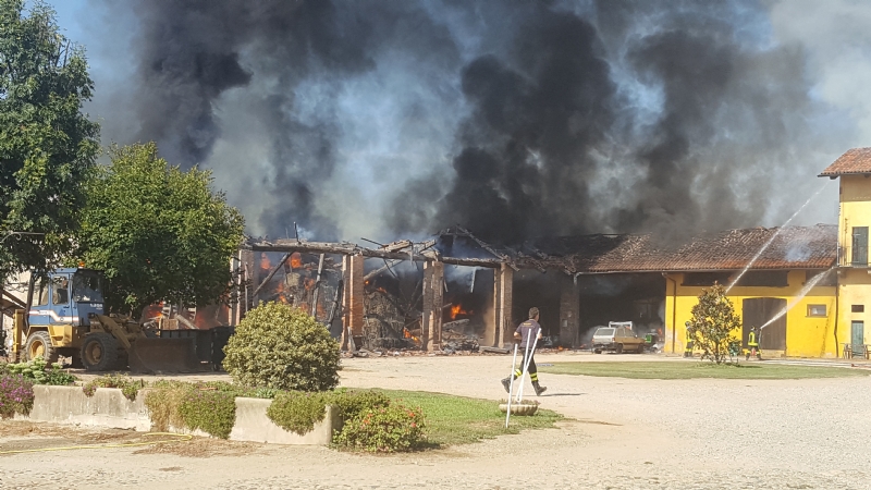 ORBASSANO - Brucia il fienile di cascina Gorgia - FOTO E VIDEO