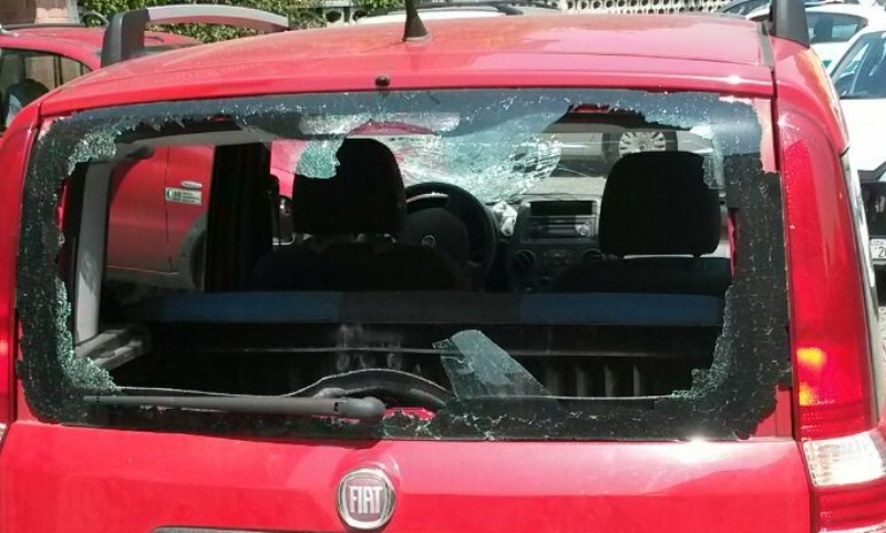 MONCALIERI - In auto senza patente e assicurazione, per evitare la confisca la distrugge con un masso