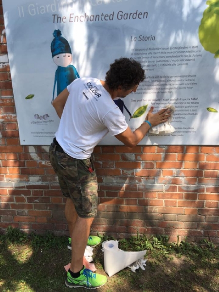 MONCALIERI - Vandali scarabocchiano il parco riqualificato dal papà-parrucchiere