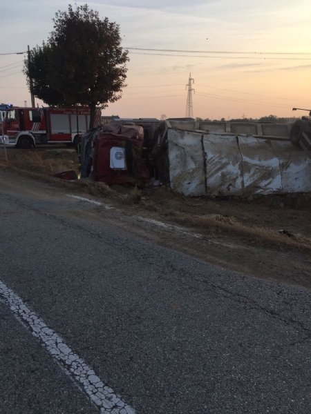 CARMAGNOLA - Camion carico di rifiuti si ribalta sulla provinciale per Poirino: ferito il conducente