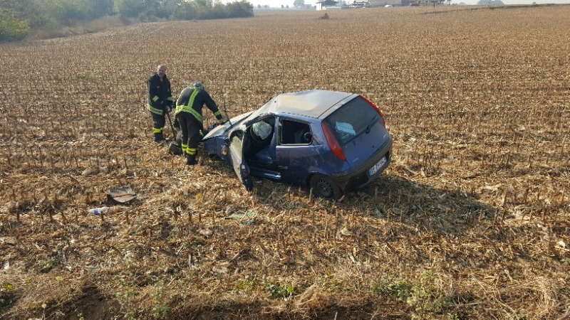CARMAGNOLA - Esce di strada e finisce in un campo. Automobilista ricoverata al Cto