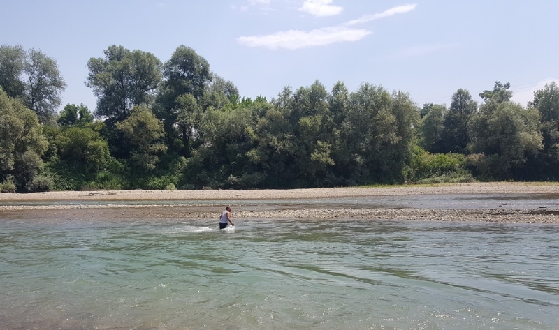 CARMAGNOLA - Appuntamento a «Carmagnola beach» per i forzati della tintarella, ma sulla spiaggia restano troppi rifiuti
