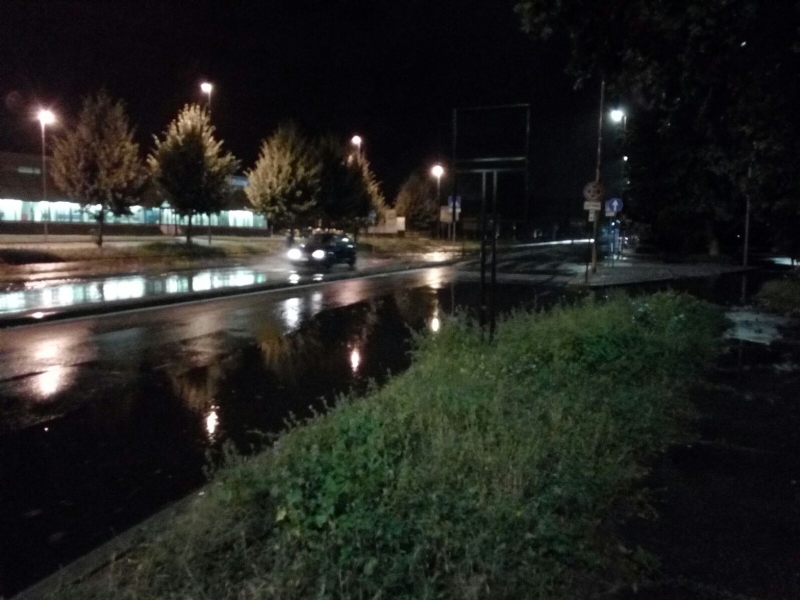 Tromba d'aria sul territorio: capannoni scoperchiati, auto fuori strada e strade allagate - VIDEO E FOTO -