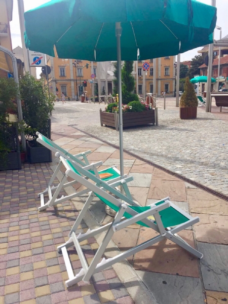 NICHELINO - In piazza Di Vittorio arrivano sdraio e ombrelloni per l'apertura dei "Viali"