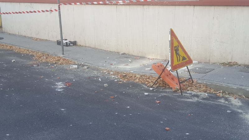 NICHELINO - Crolla un cornicione dell'edificio ex Granato Mobili: transennata la via
