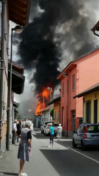 BEINASCO - Incendio nel deposito di un'impresa di costruzioni a Borgaretto: tanta paura, ma nessun ferito