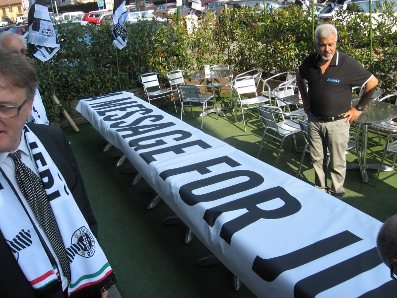MONCALIERI - Parte dallo Juventus Club cittadino uno striscione che arriverà fino a Cardiff
