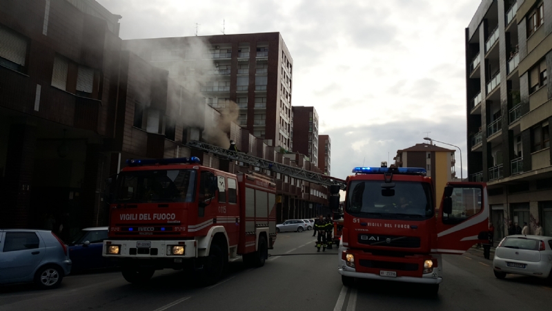 MONCALIERI - Incendio a borgo San Pietro: distrutto un appartamento in corso Roma. Un secondo alloggio danneggiato dal fumo