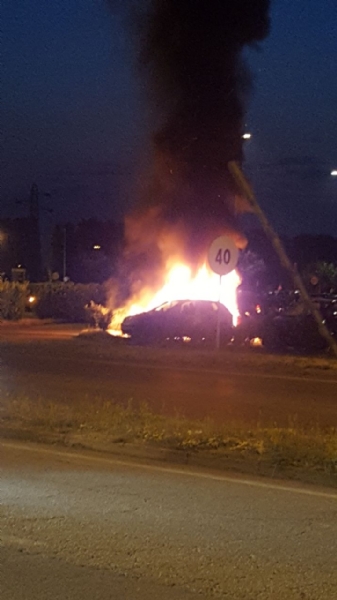 MONCALIERI - Paura al parcheggio del 45esimo parallelo: a fuoco due auto