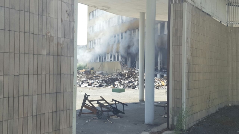NICHELINO - Viberti ancora in fiamme: bruciano masserizie e rifiuti abbandonati  - FOTO