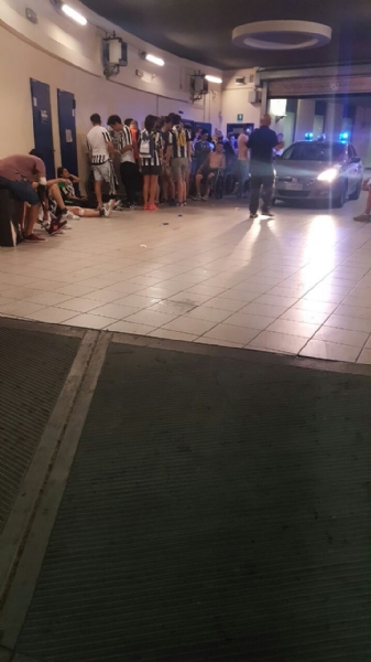 Paura in Piazza San Carlo durante la partita: cede una ringhiera, diversi i feriti.