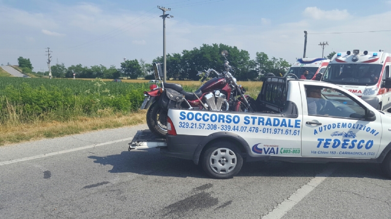 CARMAGNOLA - Doppio schianto sulla famigerata 393: due turisti tedeschi in ospedale
