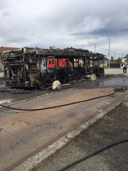 VIRLE - A fuoco un autobus, paura nella zona industriale Sant'Antonio