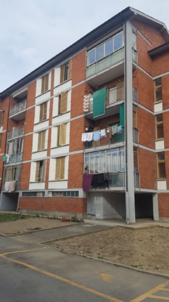 MONCALIERI - A Tetti Piatti crepe profonde nei palazzi popolari alluvionati, cittadini preoccupati - LE FOTO -