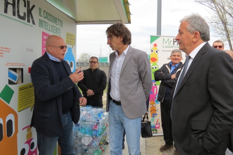 NICHELINO - Inaugurato al Carrefour "Mister pack" il nuovo punto per buttare la plastica, guadagnando.