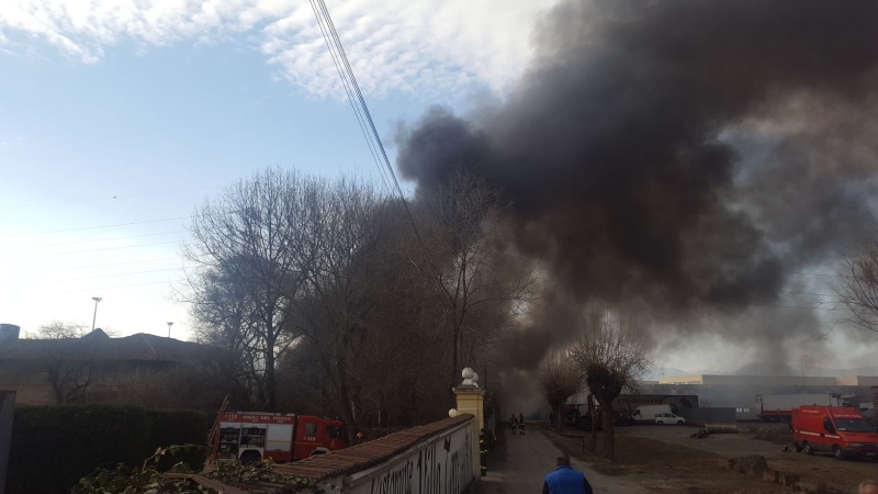 ORBASSANO-TORINO - Incendio devasta il capannone di un'azienda: colonna di fumo nero impressionante - FOTO