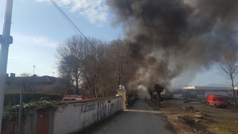 ORBASSANO-TORINO - Brucia un'azienda: le immagini dall'alto dell'enorme colonna di fumo - FOTO e VIDEO