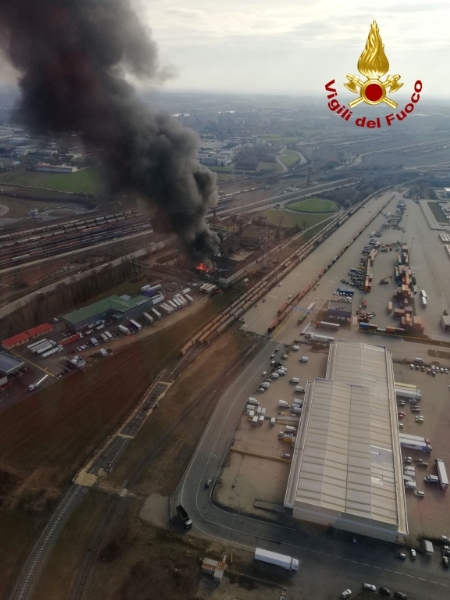 ORBASSANO-TORINO - Incendio strada del Portone, Arpa assicura: «Aria non inquinata»