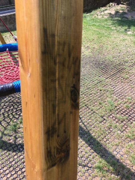 MONCALIERI - Vandali scarabocchiano il parco riqualificato dal papà-parrucchiere