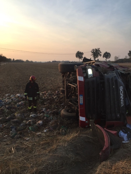 CARMAGNOLA - Camion carico di rifiuti si ribalta sulla provinciale per Poirino: ferito il conducente