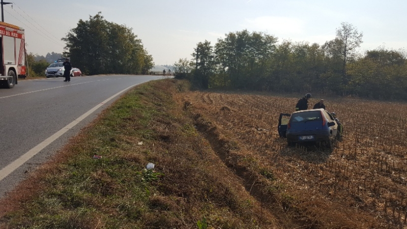 CARMAGNOLA - Esce di strada e finisce in un campo. Automobilista ricoverata al Cto