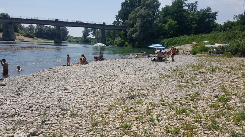 CARMAGNOLA - Appuntamento a «Carmagnola beach» per i forzati della tintarella, ma sulla spiaggia restano troppi rifiuti