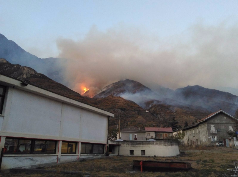 CINTURA SUD - Il fumo degli incendi arriva in pianura. L'Arpa: «Possono aumentare concentrazioni di Pm10»