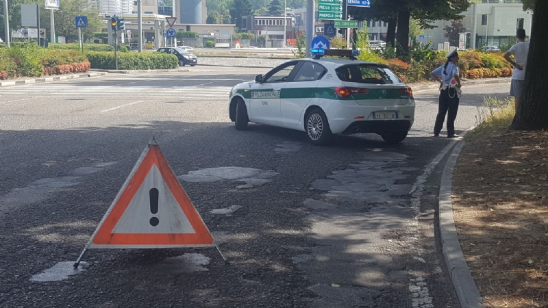 MONCALIERI - Si schianta al confine con Torino, uomo in ospedale al Cto - LE FOTO -