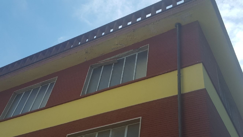 NICHELINO - Crolla un cornicione dell'edificio ex Granato Mobili: transennata la via