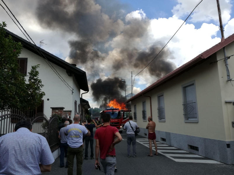 BEINASCO - Incendio nel deposito di un'impresa di costruzioni a Borgaretto: tanta paura, ma nessun ferito