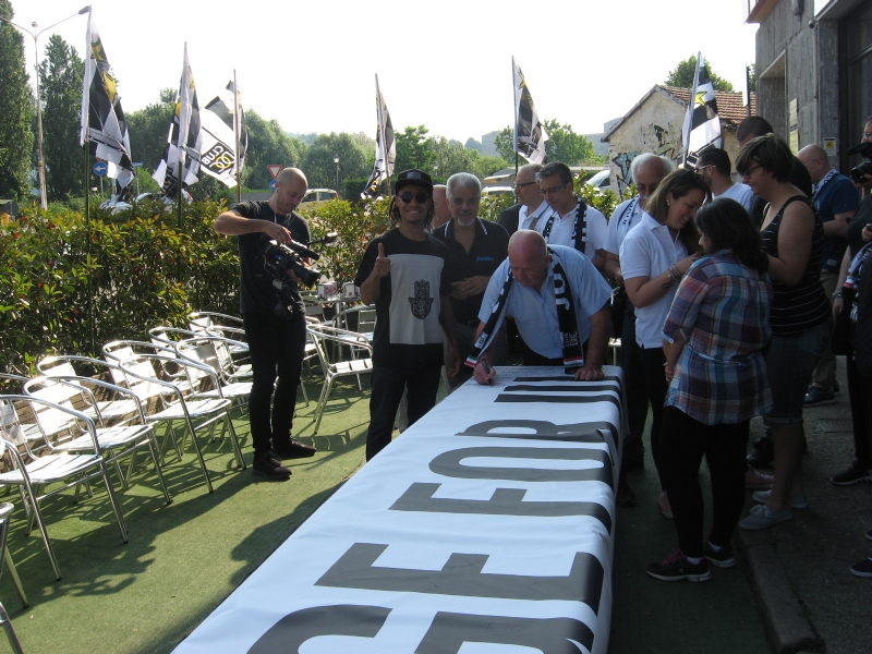 MONCALIERI - Parte dallo Juventus Club cittadino uno striscione che arriverà fino a Cardiff