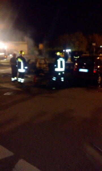 MONCALIERI - Paura al parcheggio del 45esimo parallelo: a fuoco due auto