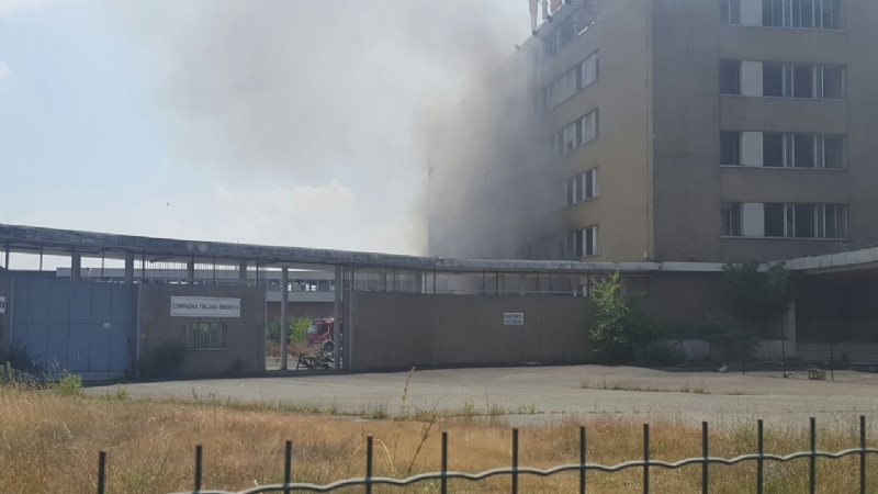 NICHELINO - Viberti ancora in fiamme: bruciano masserizie e rifiuti abbandonati  - FOTO