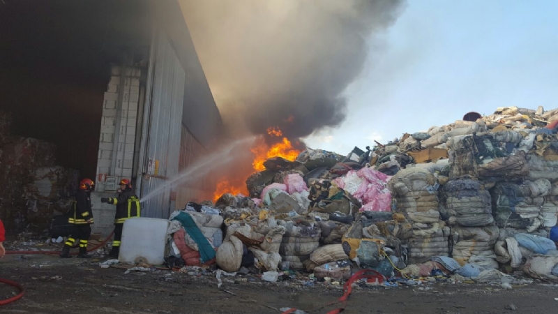 LA LOGGIA - Grave incendio alla CMT. Originato forse da un corto circuito