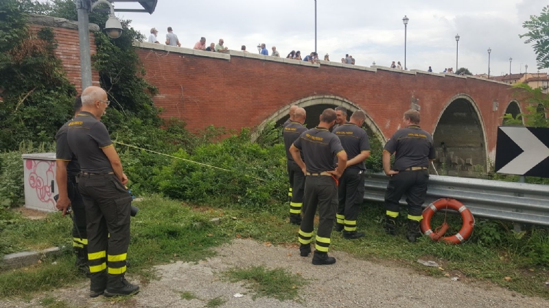 MONCALIERI - Uomo scompare nelle acque del Po: ricerche in corso da parte dei sommozzatori