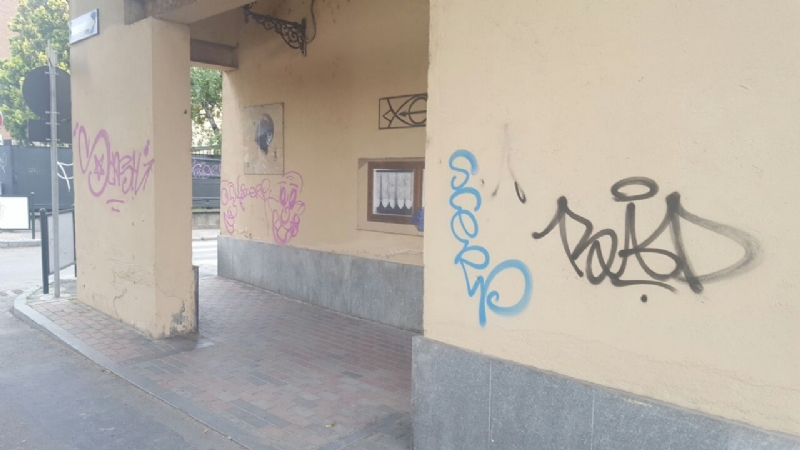 NICHELINO - Vandalizzato l'arco di via Stupinigi, restaurato dai volontari
