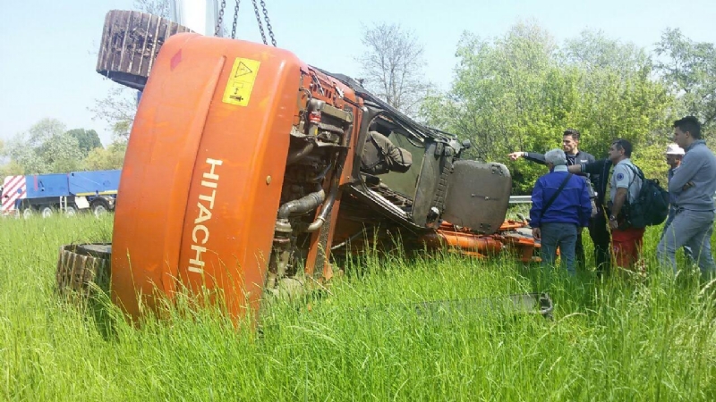 CARIGNANO - Recuperato dopo tre ore di lavoro l'escavatore sul quale ha perso la vita Giuseppe Bauducco